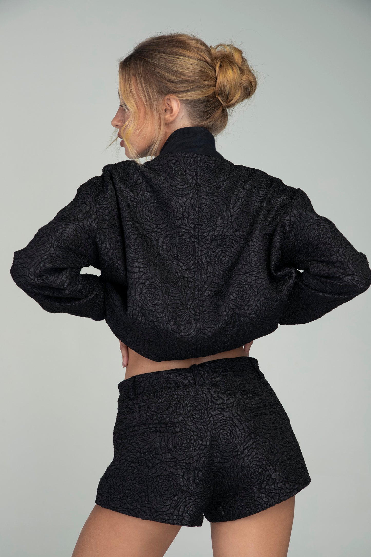 Shorts de Alfaiataria em Jacquard "Rosas Negras"