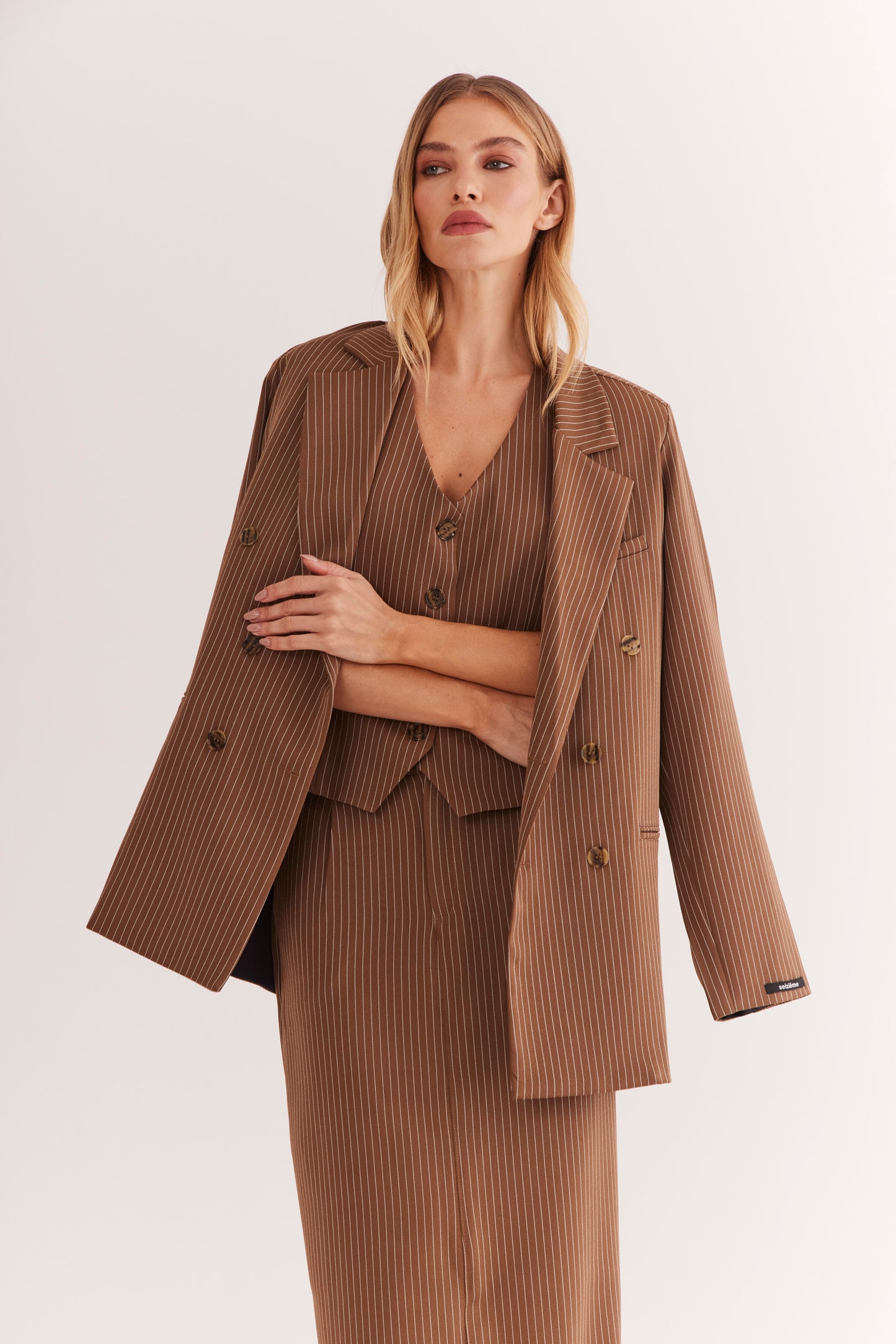 Conjunto Alfaiataria Risca de Giz "Noisette" Com Saia Longa